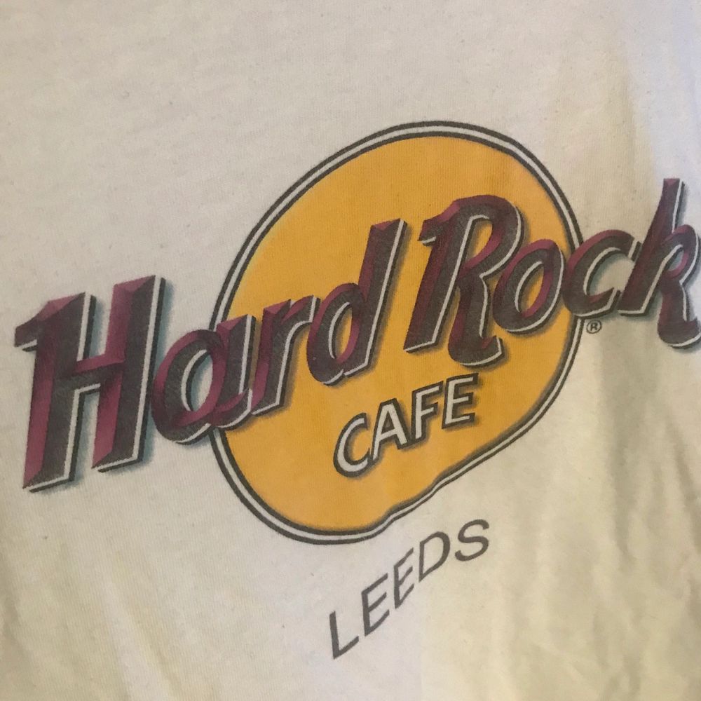 Vit Hard Rock Cafe t-shirt från Leeds med original trycket, storlek small. Original trycket med en retro touch.. T-shirts.