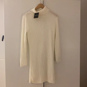 Stickad klänning - Stickad klänning med prislappen kvar. Storlek S. Säljer för 80 kr +frakt❤️