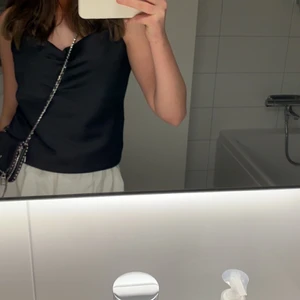 Satin topp - Säljer min snygga satin topp från River Island, som jag har för mig är slutsåld💕. Endast använd 1 gång då dem tyvärr inte kommit till användning🌟. Toppen passar perfekt till fest, nyår, halloween mm!                                                                                Storlek xs-s/m beroende på hur man vill att den ska sitta🙌🏻.                                                                                                          Säljer för 100kr+frakt! 