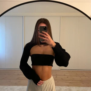 Zara Stickad Cut Out Tröja - Säljer den här super trendiga, slutsålda tröjan från Zara! Passar jätte fint nu till höst.                                               Storlek: M, Jag är 1,70 cm lång och har vanligtvis XS/S på tröjor.                                                                              Köparen står för frakt, jag kan mötas upp i Gbg.                 (Obs, Bendau delen tillhör ej)