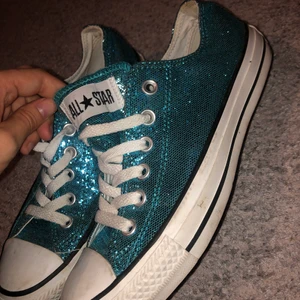 Äkta converse, Strl 37,5 - Har använt dessa cirka 3 gånger, passar mig som har storlek 38. Fri frakt☺️📦