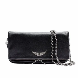 Zadig Voltaire väska - Säljer nu min fina zadig väska! I modellen rock bag. Den är sparsamt använd men den är lite rostfärgad på kedjan och märket, men jag själv tycker bara det ser coolt och lite häftigt ut! Den är köpt i butiken jackie för ca 1,5 år sen! Fråga gärna om fler bilder på den! Startar budet på 1000kr! 