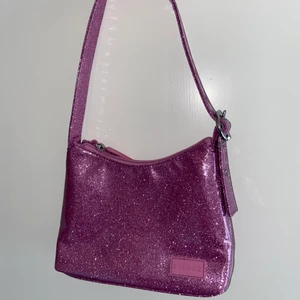 Väska 🤍🤌🏽💕 - Så fin väska från märket Silfen. Säljes pga kommer tyvärr inte till användning, använd vid ett tillfälle. I nyskick. Skicka privat för fler bilder 😍🥳 vid fler intresserade blir det budgivning 🤍💕