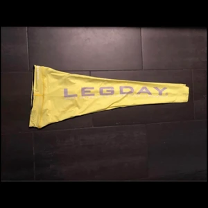 Träningstights S - Coola träningstights med  text (Legday) storlek small.  1 par Gula & 1 par Gröna. 175kr styck. 200kr för båda. Finns nära Triangeln i Malmö. Kan skickas mot tillägg. 