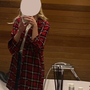 Rödrutig skjorta🤩 - En riktigt snygg rödrutig skjorta som inte tyvärr kommit så mycket till användning🤩                                                 Nypris: 300kr                                                                                Eventuell frakt tillkommer