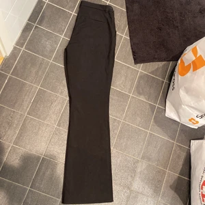Kostymbyxor strl 36 - Så snygga raka/lite utsvängda kostymbyxor i strl s