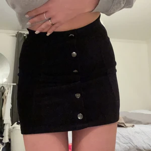 Svart Manchesterkjol  - Svart Manchesterkjol i XS