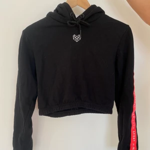 Strl:S/M - Säljer denna snygga croppade hoodie från Pink Soda💕💕. Endast använd 1 gång, så i bra kvalitet❤️. Köpt för cirka 400 kr, säljer för 120 kr. Kontakta vid intresse😊. (Köparen står för frakten)