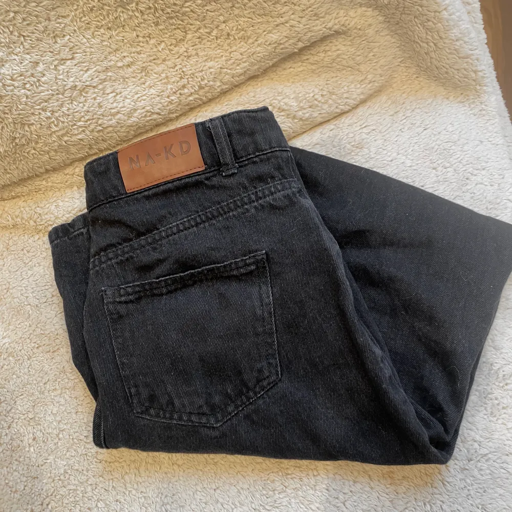 Svarta momjeans från nakd, knappt använda dock klippt av lappen där back så kan inte se storlek men passar en storlek S. Jeans & Byxor.