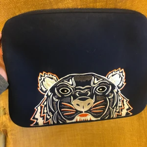 Datafodral Kenzo  - Snyggt Kenzo datafodral i bått. Passar dator 16 tum . Köpt för 1650:- 2 år sedan  knappt använt . 