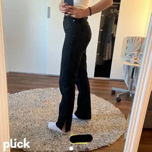 Jeans med slits🖤 - Säljer dessa fina svarta jeans med slits i superfint skick. Lånade bilder då jag köpte från en annan säljare här på plick men de tyvärr inte passade mig. Superfina verkligen & enkla att styla till allt!🖤
