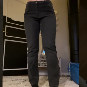 Grå/svarta midwaist jeans - Säljer dessa fina midwaist slim/straight leg jeans då de tyvärr aldrig användas längre:( de har resår i midjan men de går lätt att ta bort! Avklippta så de går till hälarna på mig som är ca 160cm💗