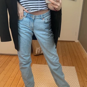 Lågmidjade jeans - Säljer mina oanvända weekday jeans i modellen arrow low då de inte kommit till användning. Köpta för 500 kr i färgen bleach blue 28/32🤍🤍🤍 buda eller köp direkt för 400kr❤️❤️❤️