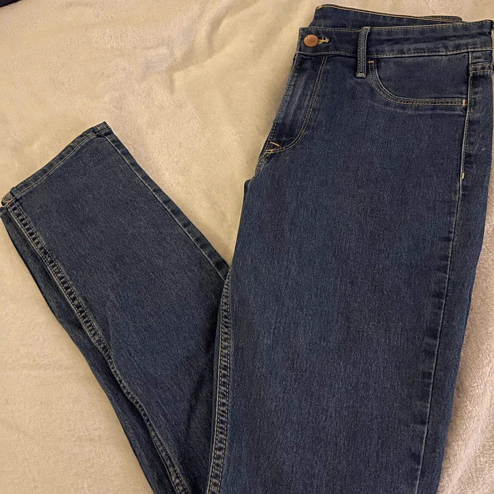 Säljer dessa fina mörkblå midwaist skinny/slim då jag aldrig har använt dom:( de är super fina och har inga defekter. Skriv gärna om du undrar något💗. Jeans & Byxor.