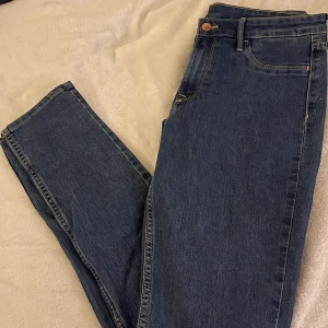 Blå skinny/slim jeans  - Säljer dessa fina mörkblå midwaist skinny/slim då jag aldrig har använt dom:( de är super fina och har inga defekter. Skriv gärna om du undrar något💗