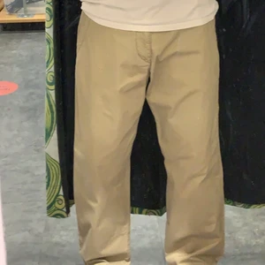 Ralph Lauren - Snygga beiga byxor som är från Ralph Lauren. As snygg passform dock ett par byxor som inte kommer till särskilt mycke användning längre.