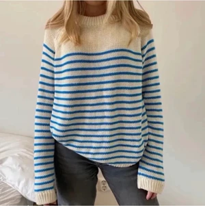 SLUTSÅLD STICKAD TRÖJA💙 - säljer denna tröja från zara som är slutsåld, väldigt poppis just nu💙💙