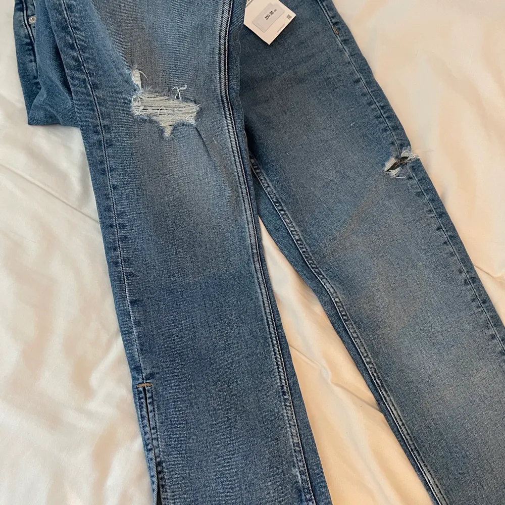 Säljer mina helt oanvända jeans från Zara. De har små detaljer och är splitade nere vid benen. Har vanligtvis 34. . Jeans & Byxor.