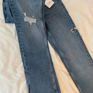 Säljer mina helt oanvända jeans från Zara. De har små detaljer och är splitade nere vid benen. Har vanligtvis 34. 