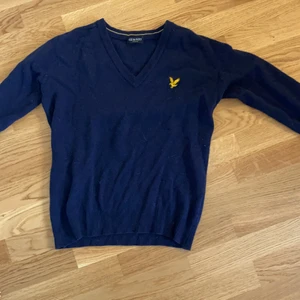 Lyle and scott  - Säljer en lyle and scott tröja i vintage stl m på Dam. Kan ej ord pris i huvudet men tror det ligger runt 800 kr. Är osäker på vad jag säljer den för så ni får buda. Stickad tröja i mörkblått. Jag säljer den för den var för stor för mig och för mycket utringad (vanligt vis är jag xs)