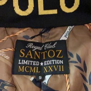 Polo royal jacka - I storlek s och fint skickat, bara att hängaren är trasig. Originalpris är 800 kr