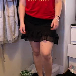 Svart kjol  - En svart kjol från bikbok, den är jättefin och sitter bra men måste rensa bort lite.