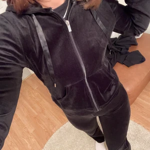 Mjukiskofta i sammetsmaterial - Svart mjukiskofta i sammetsmaterial från ginatricot. Storlek xs. Använd men i mycket gott skick. Säljer även de matchande byxorna till denna kofta. 