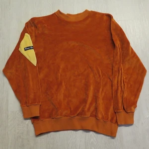 velour sweatshirt - Orange velour sweatshirt i strl XL. Passar bra som oversize om man har mindre strl :) 66 kr spårbar frakt.  Skicka meddelande vid frågor/fler bilder! Notera lite småfläckar.  Notera att små defekter kan finnas då den inte är ny. Större brister nämns tydligt i annonsen/visas på bild. OBS! Bud är bindande!!!!!!! 