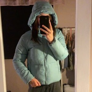 Blå vinterjacka  - Hej, säljer nu denna blåa vinter jackan i stl 152 - 158 perfekt till vintern som kommer snart, säljer pgv stl. (Köparen står för frakten)