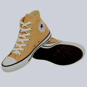 Fina Converse orangea/beige/ljusrosa.  - Fina Converse orangea/beige/ljusrosa. Svårt att säga färgen på dom :)  stl 36,5  🌺🌸                    Säljes billigt, rensar ut hemma så MÅNGA annonser G👍. Så söker du något speciellt (märkeskläder, smik, parfym, jackor,skor mm ett mess. Flera bilder finns att få.🌸 💌                                                                                                         Postas över hela Sverige, helst med rek. post för bådas säkerhet.           
