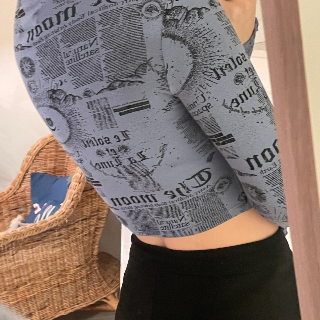 Tidningsmönstrad blå tröja från Berschka - 90