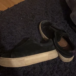 Eytys  - Säljer mina sneakers från eytys pga dom kommer inte till användning. Köpte dom för ett år sedan dom är använda men väl omhändertagna. köpte dem för 1800kr men säljer för 700! Men priset kan sänkas vid snabb affär
