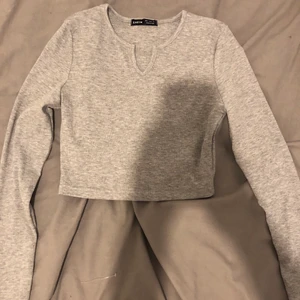 Grå långärmad  - Oanvänd grå långärmad från shein, inget fel på den och passar bra i storlek, den är ribbad och inte genomskinlig 