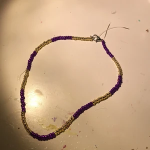 Smycken  - Det är ett halsband som jag har gjort 