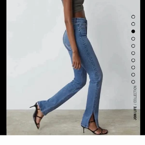 Zara jeans med slits - Säljer blåa jeans med slits från Zara, storlek 36💓💓 Egna bilder kan fixas!! Inga skavanker⚡️