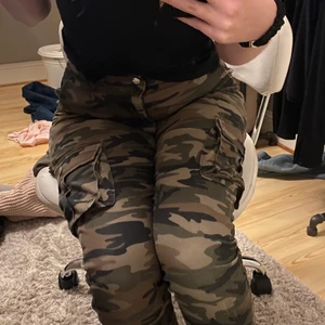 MADLADY BYXOR 💚 storlek S,, 250kr  - Ett par riktigt sköna kamouflage byxor från madlady!! 💚 Lite urtvättade som man ser på bilden, men annars bra skick på byxorna⚡️ 250kr, storlek S, 66kr i frakt 📦 Skriv privat för intresse !! 