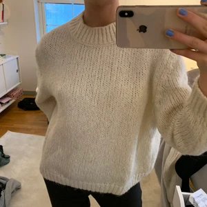 Zara stickad  - Vit stickad tröja från Zara💕 bud på 260 kr! Budgivningen avslutas ikväll 6/1 23:00. 