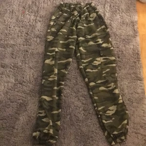 Militär Byxor - Dessa byxor är från Gina tricot. Sköna fladderbyxor, stretch i midjan och passar alla väder. Skriv till mig för intresse 