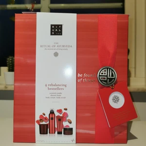 Rituals bad-set - Oöppnat bad-set från rituals. Innehåller doftljus, duschtvål, body-cream och body-scrub. Värde på 380kr