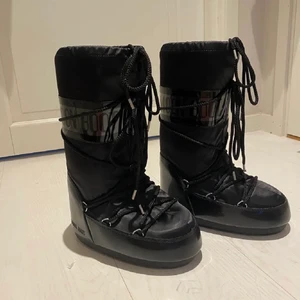 Moonboots  - Nyskick!! Original pris 2100. Helt slutaålda på hemsidan! Säljer då jag ej fått användning för de. Endast använda en gång. Bara att fråga för mer information. (Ej mina bilder, köpte skorna på plik och då var de endast testade)