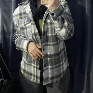 Grå skjorta  - Grå skjorta från hm.