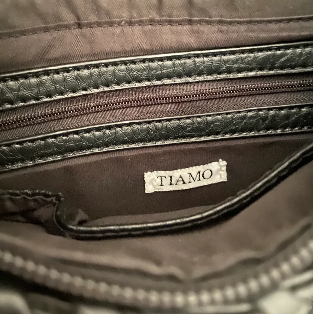 Jag säljer min jätte fina Tiamo väska! Den är lite rostig (se på bild 3) men det är absolut inget man tänker på, annars är den i ett fint skick. Pris är 300kr +frakt💞. Väskor.