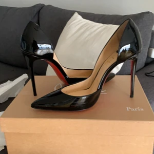 Christian Louboutin Iriza pumps  - Iriza half D’orsay pump patent leather. Bara använda 2 gånger. Sulan är därför i lätt använt skick men resten av skon är som ny. Äkta, Kvitto och kartong finns. Köpta i Beverly hills på Neiman Marcus. 100 mm klack Kostade 7500 och säljer för 4900