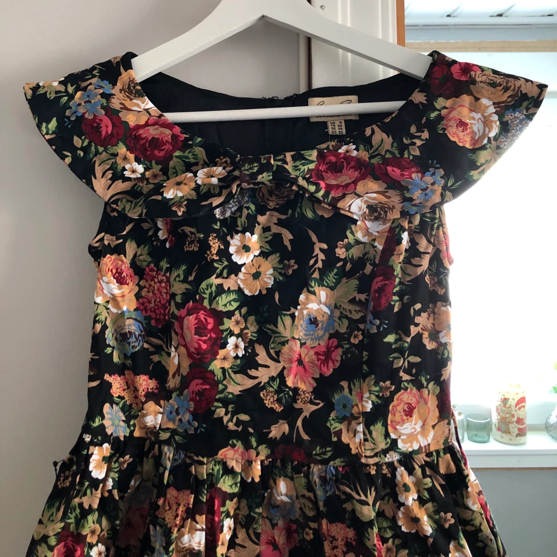 Vacker Blommig Klänning - 90