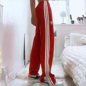 Adidas originals pants  - Röda track pants från Adidas. Använd ett fåtal gånger. Strlk S, jag är 167 cm och de passa bra i längden! 