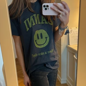 Ganni tröja - Jättesnygg t shirt från ganni i näst intill nyskick! 💞