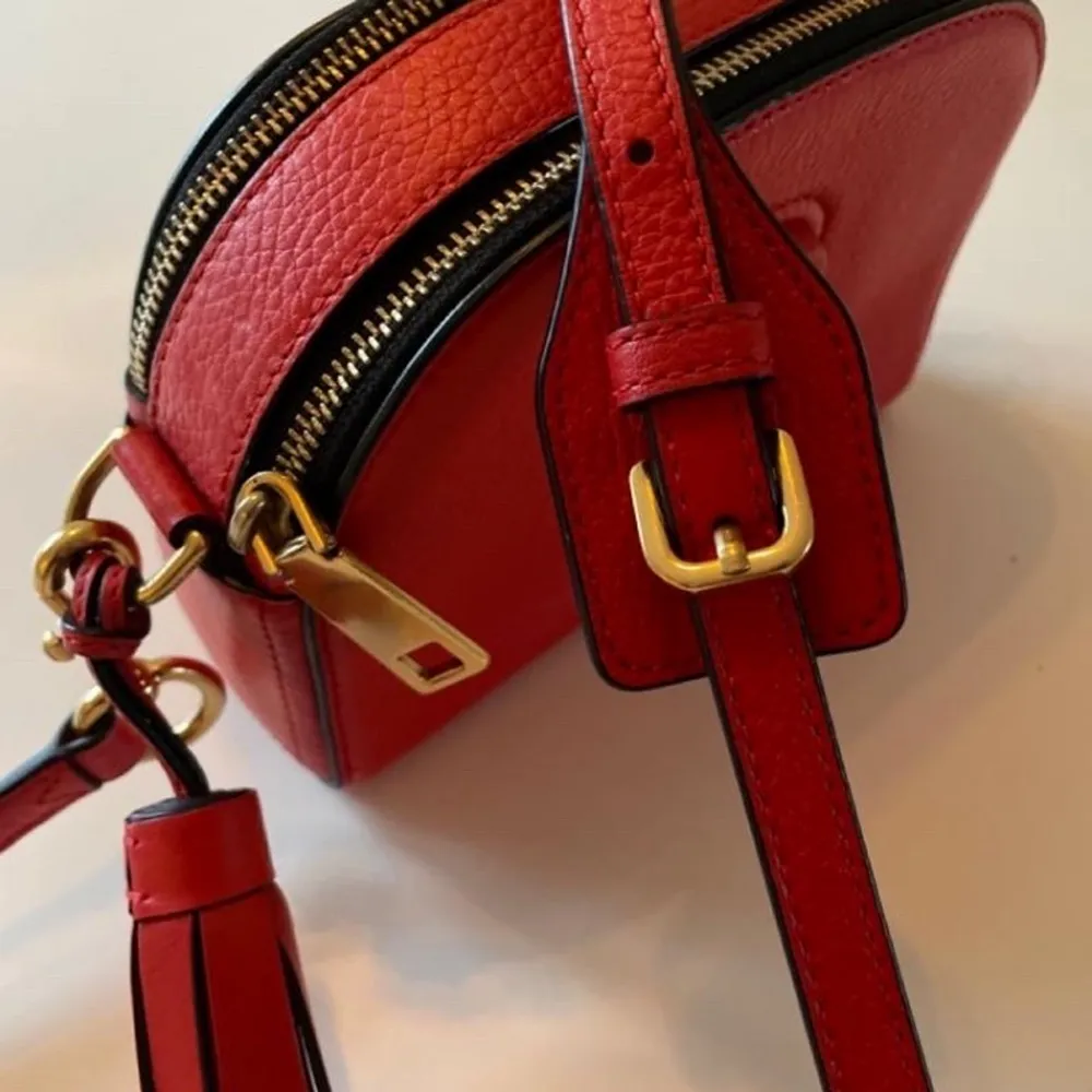 Röd Marc Jacobs väska ”äkta”. Köparen betalar frakten. . Väskor.