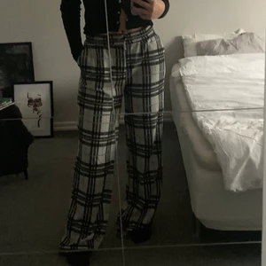 Gråa rutiga mjukisbyxor  - Gråa rutiga mjukisbyxor från Nelly. Knappt använt så de är i väldigt bra skick. Säljer för 80kr. Köparen står för frakten💓💓