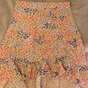 Kjol ginatricot  - Säljer en kjol från ginatricot🍭💗 den är i storlek XXS men passar också XS💗 använde den på skolavslutningen och har använt ca 4 mer gånger men den sitter rätt litet på mig så därför ville jag sälja den. Säljer för 30kr+frakt 24kr 💗 kontakta mig om du är intresserad. Kjolen har inga fläckar eller slitningar men uppe på den är ”banden” inuti lite vikta men det kan man stryka bort ig