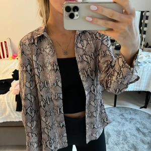Skjorta i leopard - Leopard skjorta använd 1 gång. 